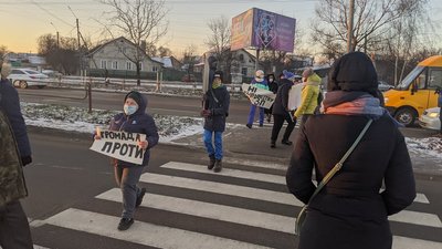 Протест проти газової заправки: у Чернігові на годину перекрили вулицю Незалежності Протест проти газової заправки: у Чернігові на годину перекрили вулицю Незалежності
