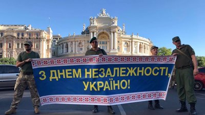 “Ми досі вигризаємо незалежність”. В Одесі пройшов Марш захисників України