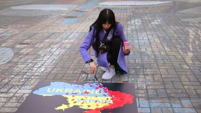 "Хто покарає злочинців?": у Вінниці провели акцію-перформанс на тему війни "Хто покарає злочинців?": у Вінниці провели акцію-перформанс на тему війни