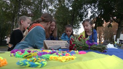 Гроші для тата: у Рівному діти продають вироби, щоб купити для військового монокуляр Гроші для тата: у Рівному діти продають вироби, щоб купити для військового монокуляр