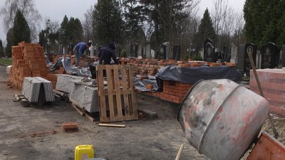 На кладовищі "Шаровечка", що у Хмельницькому, будівельники уже мурують стіни майбутнього колумбарію. Фото: Суспільне. Поділля. На кладовищі "Шаровечка", що у Хмельницькому, будівельники уже мурують стіни майбутнього колумбарію. Фото: Суспільне. Поділля.