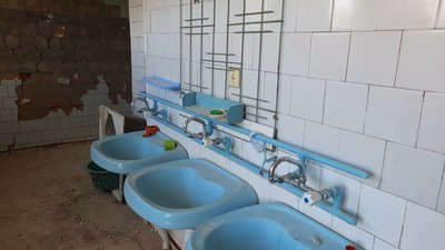 В приміщенні колишнього дитячого табору в селі Мартинківці волонтери демонтували стелю, стіни, аварійну підлогу та каналізацію. В приміщенні колишнього дитячого табору в селі Мартинківці волонтери демонтували стелю, стіни, аварійну підлогу та каналізацію.