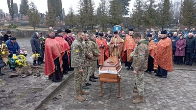 У Тернополі попрощалися із загиблим бійцем Тарасом Холявою У Тернополі попрощалися із загиблим бійцем Тарасом Холявою