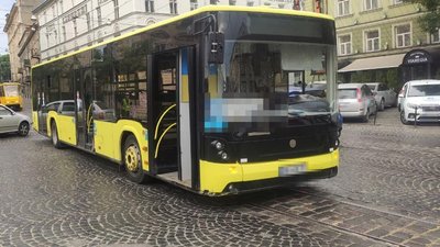 У Львові водій позашляховика в'їхав у маршрутку
