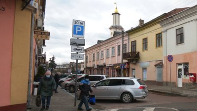 У чому проблема приватних парковок у Франківську та коли і де планують облаштувати комунальні У чому проблема приватних парковок у Франківську та коли і де планують облаштувати комунальні