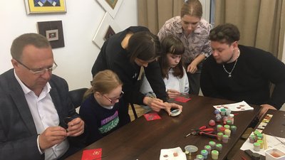 Майстер-клас у техніці гарячої емалі організували у Вінницькому художньому музеї