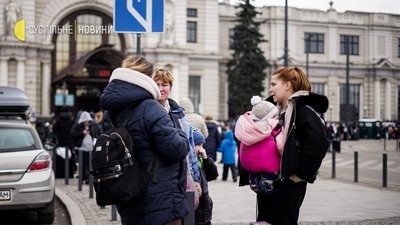 Як вокзал у Львові зустрічає переселенців. Фоторепортаж Як вокзал у Львові зустрічає переселенців. Фоторепортаж