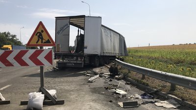 Зіткнення двох вантажівок на Полтавщині: травмований водій перебуває у реанімації Зіткнення двох вантажівок на Полтавщині: травмований водій перебуває у реанімації