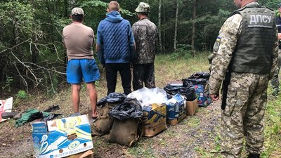 Житомирські прикордонники затримали ще 4 збирачів радіоактивної чорниці (ВІДЕО)