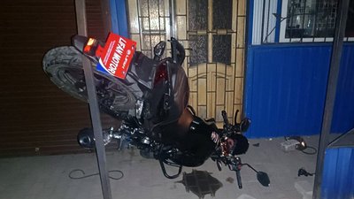 Мотоцикл, яким юнак в'їхав у двері магазину