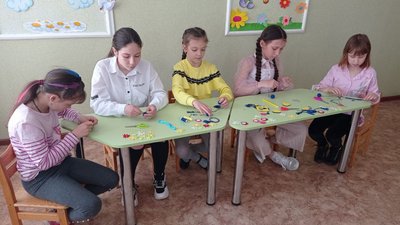 "Дякую воїнам, що я можу прокидатись, бачити сонце і маму". До Дня захисту дітей малеча Сум зробила подарунки військовим "Дякую воїнам, що я можу прокидатись, бачити сонце і маму". До Дня захисту дітей малеча Сум зробила подарунки військовим