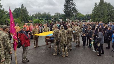 У Тернополі попрощалися з бійцем Артемом Узуналовим У Тернополі попрощалися з бійцем Артемом Узуналовим