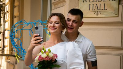 В Одесі дизайнерка безкоштовно створила сукню для нареченої військовго В Одесі дизайнерка безкоштовно створила сукню для нареченої військовго