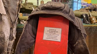В Кропивницькому представили виставку фрагментів зброї, щоб допомогти кіровоградським військовим медикам В Кропивницькому представили виставку фрагментів зброї, щоб допомогти кіровоградським військовим медикам