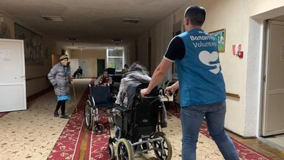 Волонтери допомагають людям, які евакуювались з "гарячих" точок Волонтери допомагають людям, які евакуювались з "гарячих" точок