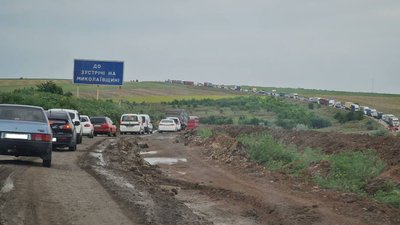 Дві вантажівки спричинили затор на ґрунтовій дорозі у Миколаївській області