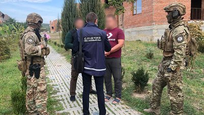 Одному із фігурантів кримінального провадження за фактом вимагання згодом оголосили підозру ще й за новою статтею ККУ "поширення злочинного впливу". Фото: ГУ Нацполіції області. Одному із фігурантів кримінального провадження за фактом вимагання згодом оголосили підозру ще й за новою статтею ККУ "поширення злочинного впливу". Фото: ГУ Нацполіції області.