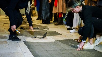 Фоторепортаж з перформансу: у Києві відкрилася виставка, присвячена кримськотатарській культурі Фоторепортаж з перформансу: у Києві відкрилася виставка, присвячена кримськотатарській культурі