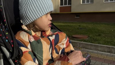 Кіра під час прогулянки на вулиці