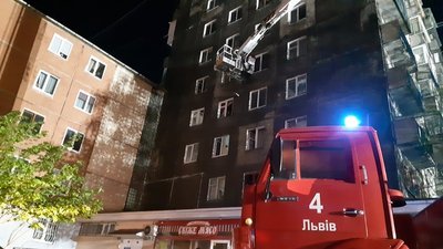 У Львові через пожежу у багатоповерхівці евакуювали понад 100 людей У Львові через пожежу у багатоповерхівці евакуювали понад 100 людей
