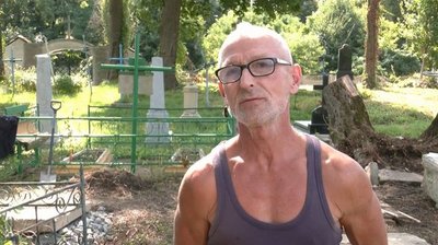 Шимон Моджеєвський на території некрополя у Чорному Острові, Хмельниччина