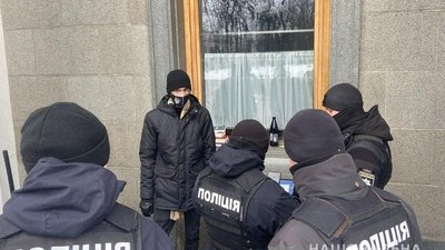 У Києві затримали чоловіка, який кинув молоток у вікно Ради