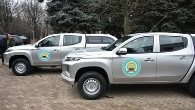 Містам та громадам на Донеччині вручили нову комунальну техніку Містам та громадам на Донеччині вручили нову комунальну техніку