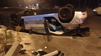На об'їзній дорозі в Житомирі перекинувся легковик "Tesla"