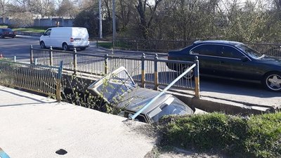 У Кропивницькому легковий автомобіль впав з мосту