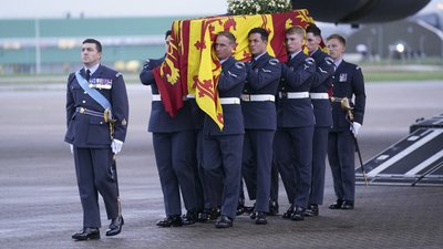Смерть королеви: останній рейс Єлизавети ІІ став найбільш відстежуваним в історії