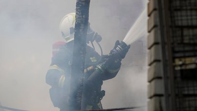 Рятувальник гасить пожежу