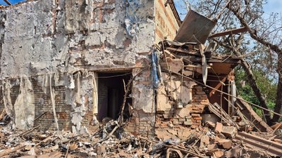 Зруйнований будинок після удару КАБ у Слатиному