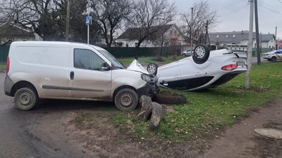 У Черкасах легковик перекинувся на дах