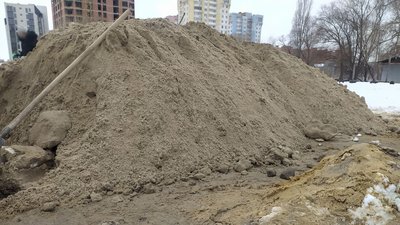 Сумчани допомагають українським бійцям облаштовувати блокпости Сумчани допомагають українським бійцям облаштовувати блокпости