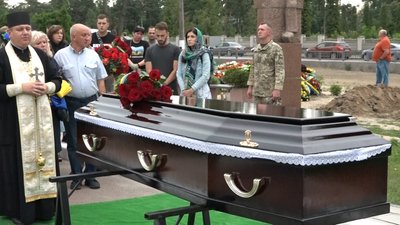 У Житомирі попрощалися з десантниками, які загинули у боях на Херсонщині У Житомирі попрощалися з десантниками, які загинули у боях на Херсонщині