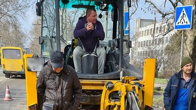У середмісті Херсона прорив водогону: коли відновлять водопостачання У середмісті Херсона прорив водогону: коли відновлять водопостачання