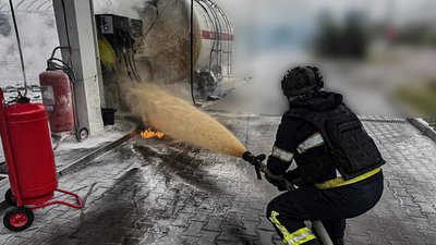 Рятувальник гасить пожежу на АЗС у Херсоні