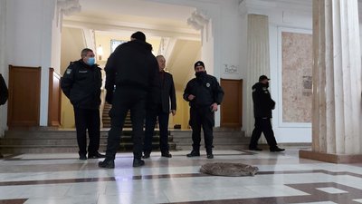 У Харківській міськраді зняли табличку з Леніним: приїхала поліція У Харківській міськраді зняли табличку з Леніним: приїхала поліція