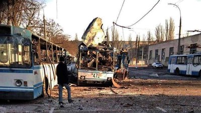 Росіяни обстріляли тролейбусне депо в Херсоні: пошкоджені 23 машини