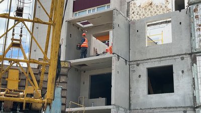В Умані відновлюють зруйнований ракетою будинок В Умані відновлюють зруйнований ракетою будинок