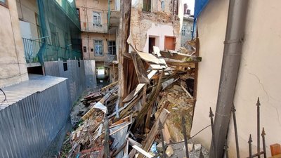 Будинок, за словами мешканців, продовжує руйнуватися Будинок, за словами мешканців, продовжує руйнуватися