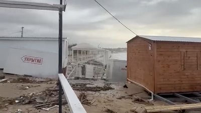 Негода в окупованому Криму: зʼявилися відео пошкоджених пляжу і павільйонів