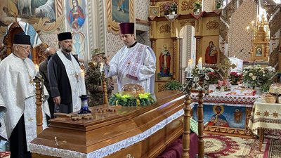 На Тернопільщині в останню дорогу провели воїна Віталія Рогацького
