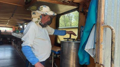 Як повномасштабне вторгнення вплинуло на бджолярство на Хмельниччині