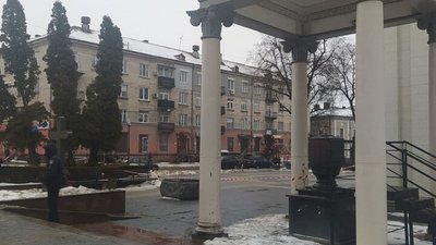 Катедра у центрі Тернополя оточена правоохоронцями Катедра у центрі Тернополя оточена правоохоронцями