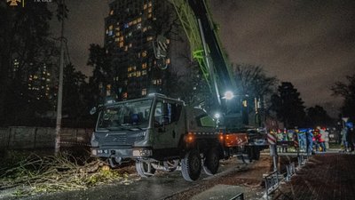 У Києві вітер повалив дерево та лінію електропередач. Пошкоджено десяток автомобілів, є загиблий У Києві вітер повалив дерево та лінію електропередач. Пошкоджено десяток автомобілів, є загиблий