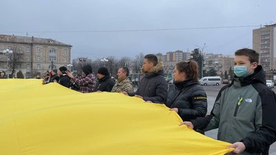 У Черкасах розгорнули прапор єднання. Фоторепортаж У Черкасах розгорнули прапор єднання. Фоторепортаж