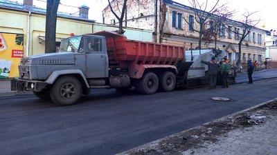 Глухівчани мітингували у центрі міста. Люди вимагають, щоб всі бюджетні кошти йшли на ЗСУ