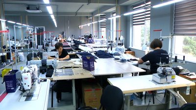 "Витримує контакт із відкритим полумʼям": як у Вінниці релоковане підприємство шиє спецодяг для пожежників "Витримує контакт із відкритим полумʼям": як у Вінниці релоковане підприємство шиє спецодяг для пожежників