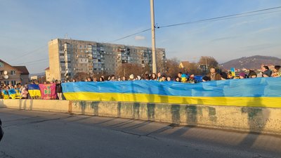 У Мукачеві близько 100 людей розгорнули 20-метровий прапор та утворили ланцюг єднання